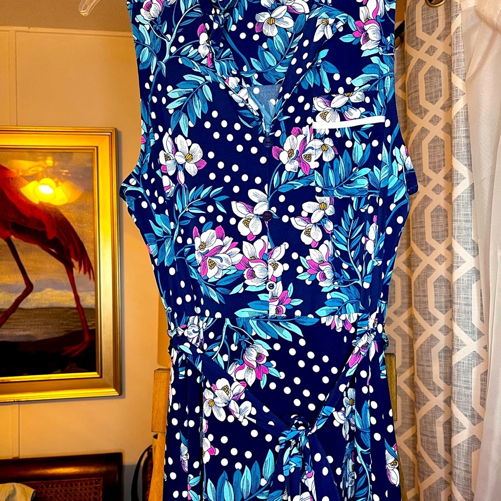 Pre-loved dress, perfect w/ a light sweater! Stretchy fabric. Great condition!